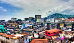 Sierra Leonen pääkaupungin Freetownin hökkelitaloja.