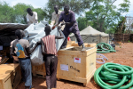 Avustustyöntekijät purkavat laatikoita pakolaisleirillä Etelä-Sudanissa.