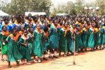 Koulupukuun pukeutuneet malawilaiset tytöt laulavat.