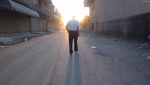Mies kävelee Syyrian Raqqassa 