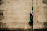 Syyrian lippu nojaamassa seinää vasten.