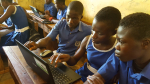 Ghanalaisia oppilaita tietokoneen ääressä