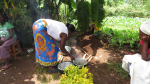 Naiset laittavat ruokaa Keniassa