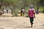 Ihmisiä Dadaabin pakolaisleirillä Somaliassa