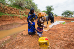 Naiset hakevat vettä Etiopiassa