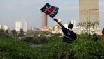 Kenialaismies ja Kenian lippu