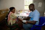 Nainen hiv-testissä Ugandassa