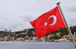 Turkin lippu, taustalla Bosporinsalmi