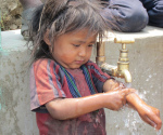 Lapsi ja vesihana Nepalissa