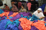 Naisia tekemässä vaatteita Bangladeshissa