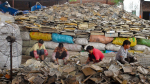 E-jätteen käsittelijöitä Guangzhoussa Kiinassa