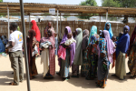 Naisia jonottamassa klinikalle Nigeriassa