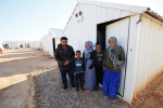 Syyrialainen pakolaisperhe asuntonsa edessä jordanialaisella pakolaisleirillä