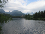 Järvi- ja vuoristomaisema Slovakiassa Ylä-Tatrassa