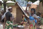 Pakolaisia ruoka-astiat pään päällä Keski-Afrikan tasavallassa