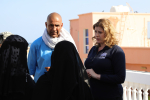 Britannian kehitysministeri Penny Mordaunt, kollega sekä kaksi  Jemenin pakolaista Djiboutissa