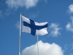 Suomen lippu ja sininen taivas