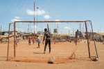 Lapsia pelaamassa jalkapalloa Kenian Kiberassa