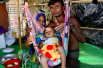 Kolmihenkinen rohingya-perhe Bangladeshissa
