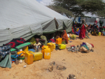 Pakolaisleirin teltta ja ihmisiä Somaliassa