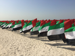 Arabiemiraattien lippuja hiekkarannalla