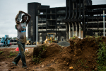 Rakennustyöläinen työmaalla Liberiassa