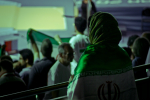 Iranin lippuun kietoutunut nainen katsomossa