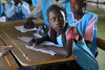 Koululaisia pulpetin ääressä Senegalissa