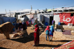 Syyrialaisia naisia ja tyttöjä pakolaisleirillä