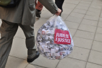 Mies kantaa Jubilee for Justice -velkakampanjan säkkiä