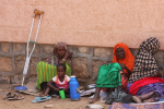 Somalipakolaisia Etiopiassa istumassa seinän vieressä