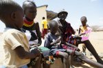 Lapsi saa lisäravintoa Keniassa