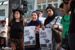 Mielenosoittajia Ahed Livre -kylttien kanssa