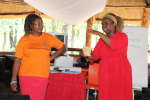 Kaksi zimbabwelaisnaista, vas. Naiset ja laki -yhdistyksen Zimbabwen johtaja Dorcas Makaza-Kanyimo