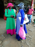 Kaksi naista pitkissä takeissa Keniassa