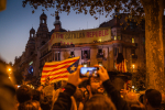 Mielenosoittajia Barcelonassa, kuvassa Katalonian lippu ja Catalan Republic -kyltti