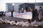 Aktivisteja makaa maassa Ceta-sopimuksen vastaisessa mielenosoituksessa