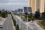 Aurinkovoimalla toimivia katulamppuja Kiinassa