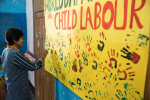 ILO:n Intian johtaja piirtää lapsityötä käsittelevään julisteeseen