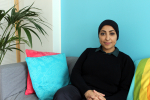 Maryam al-Khawaja istumassa sohvalla