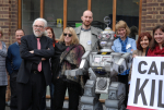 Tappajarobottikampanjan osallistujia ja robotti vuonna 2013