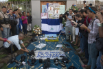 Toimittajia ja kameroita murhatun toimittajan muistopaikalla Nicaraguan Managuassa