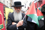 Juutalainen mielenosoittaja palestiinalaislipun kera