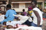 Äiti ja lapsi sairaalan pihalla Jubassa Etelä-Sudanissa