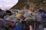 Muovijätettä rannalla