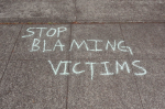 Don't blame the victims -teksti kirjoitettuna liidulla katuun