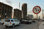 Rakennustyömaa ja autoja Riadissa Saudi-Arabiassa