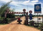 Moottoripyörä sillalla Kambodžassa