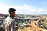 Mies katsoo kukkulalta rohingyoiden pakolaisleiriä Bangladeshissa