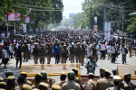 Mielenosoittajia ja poliiseja Intiassa